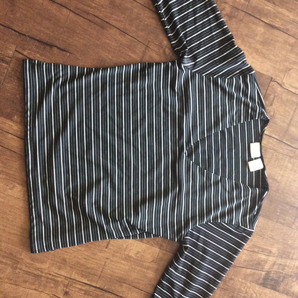 Women’s 3/4” sleeve V neck top
